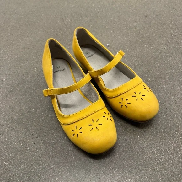 SOBEYO Yellow Girls Mary Jane Shoes Size 4 - Picture 3 of 9